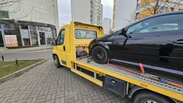 Odbiór niesprawnego auta lawetą przy Indiry Gandhi 25 na Ursynowie